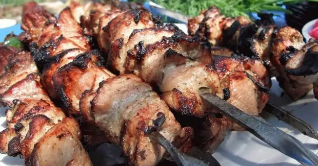 Диетолог Павлюк назвала безопасное количество шашлыка на майские праздники