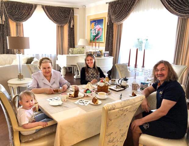 Игорь Николаев показал семейное фото с празднования Пасхи. Поклонники заметили странную деталь