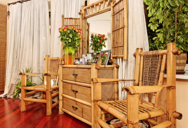 Экзотическая мебель из бамбука станет не только эффектным, но и функциональным дополнением. 