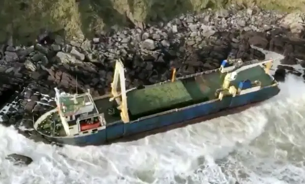 «Корабль-призрак» прибило к берегу Ирландии: судно больше года плавало в океане само по себе