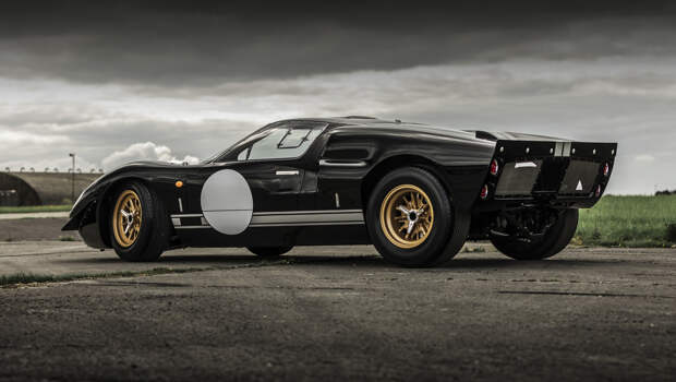 Ford gt40. Все машины, попадающие в руки Everrati для конверсии, также и реставрируются. Потому покупатель получает «старый новый» электрокар. Но есть второй путь — электрификация точной реплики исторической модели.