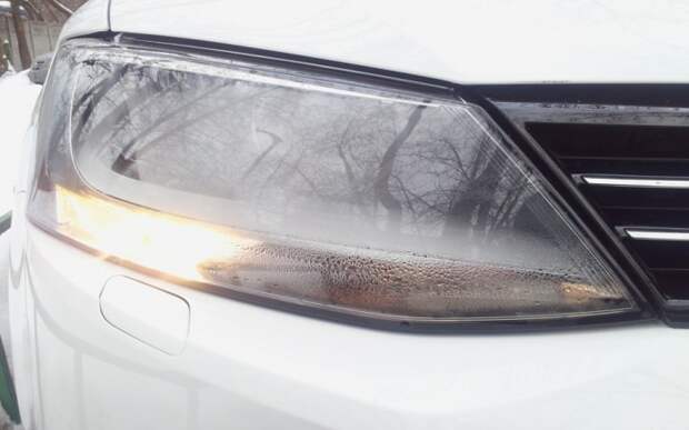 Даже у новеньких Volkswagen Jetta фары внутри могут оказаться мокрыми. | Фото: drive2.ru.