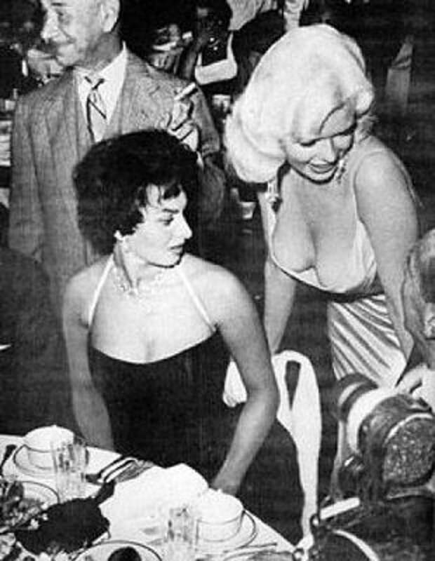 Софи Лорен смотрит на грудь Джейн Мэнсфилд. Фото / Sophia Loren looks at Jayne Mansfield's breast. Photo