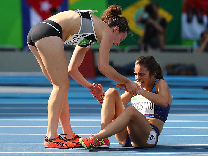 rio-olympics-runners-help-each-other-abbey-dagnostino-nikki-hamblin-16