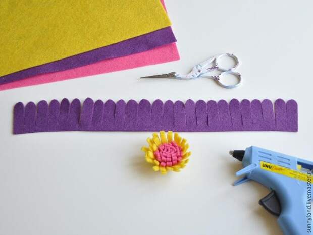 Делаем цветы из фетра для декоративной цифры