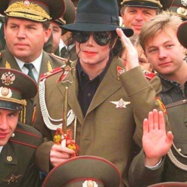 16. Майкл Джексон во время своего турне. Москва, 1996 год 16. Майкл Джексон во время своего турне. Москва, 1996 год