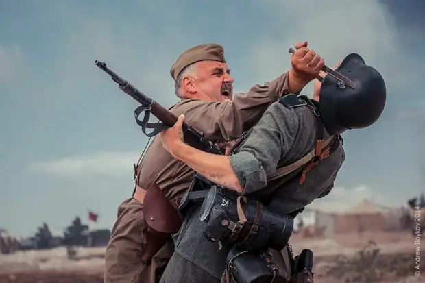 «Бойся улыбающихся русских!»: почему немцы проигрывали рукопашные схватки советским солдатам