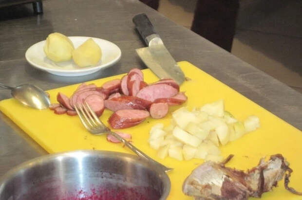 Диетолог Беатрис Гонсалес предупредила о рисках пластиковых разделочных досок