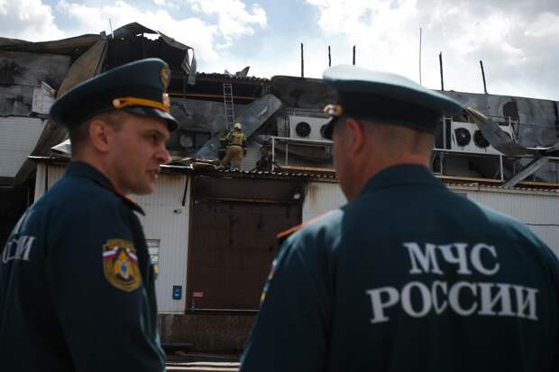 Огонь охватил порт в Краснодарском крае: всё, что известно об атаке на паром с топливом, — кадры