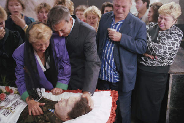 Прощание с Дмитрием Комарем. У гроба — родители погибшего, Любовь и Алексей Комарь. 24 Августа 1991 года