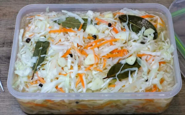 Хрустящая маринованная капуста: мой быстрый рецепт сочной закуски с уксусом и маслом