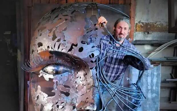 Из железа можно "вырастить" хоть розу, хоть лотос: московский художник обрамляет своё творчество в металл