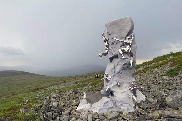 На перевале Дятлова установили памятник погибшей тургруппе