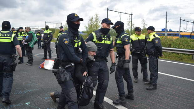 Полиция Амстердама задержала более 100 человек на демонстрации экоактивистов