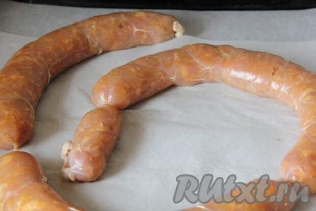 Наполняем не очень плотно, когда домашняя колбаска из курицы готова, протыкаем ее с помощью иголки. Это поможет нам избавиться от лишнего воздуха и предотвратит разрыв колбасы в духовке. Если хотите получить маленькие колбаски, то перекрутите кишку в нескольких местах. 