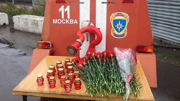 Импровизированный мемориал у проходной на предприятие в Москве, где произошел пожар Импровизированный мемориал у проходной на предприятие в Москве, где произошел пожар