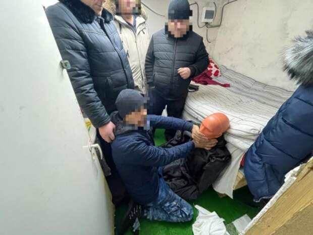 В Новосибирске мужчина задушил подругу шарфом и лёг спать