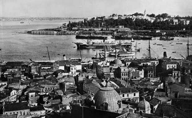 На фото: вид на Константинополь и Босфор, 1915 год.