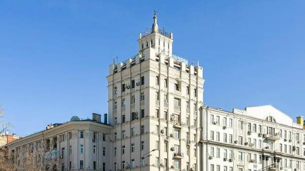 Восемь жилых домов со шпилями на фасадах привели в порядок в Москве