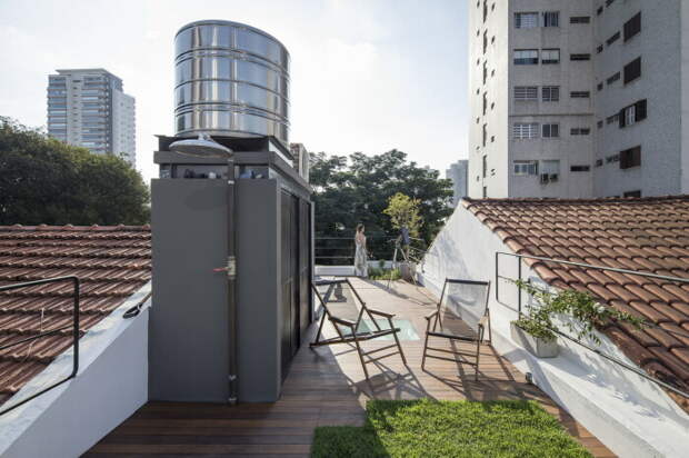 Функциональная крыша стала не только местом отдыха, здесь имеется еще и прачечная (Piraja House, Сан-Паулу). | Фото: contemporist.com.