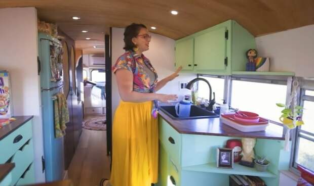 Высота напольных тумб адаптирована под рост хозяйки. | Фото: tinyhousetalk.com.