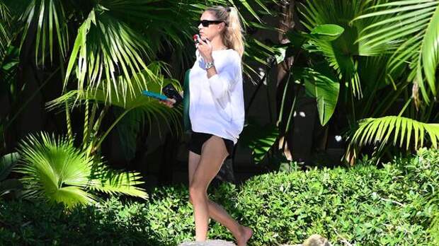 В первый раз показала фигуру после родов: Анна Курникова появилась на публике