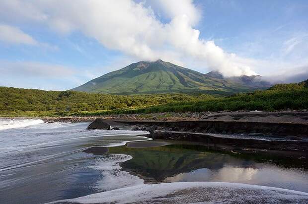 Вид на вулкан Кудрявый на острове Итуруп