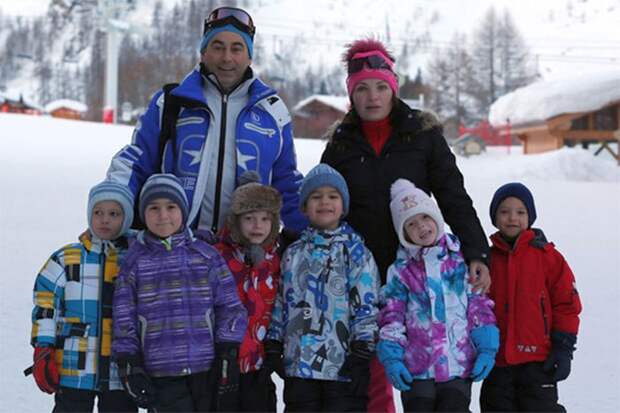 Роман Авдеев с женой и детьми во время отдыха. / Фото: www.pitachog.fun