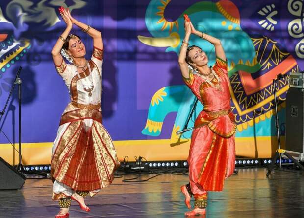 Хореоагрфические ансамбли, дуэты и солисты исполнят классические арабские, индийские и турецкие танцы, а также современные интерпретации танцев народов мира. Фото: Артур Новосильцев/Агентство