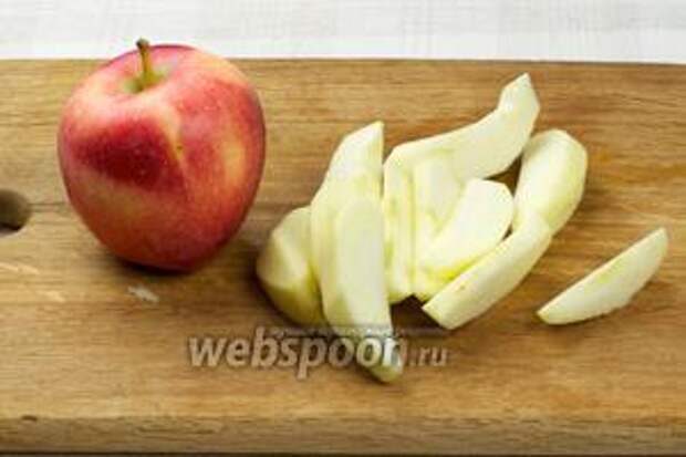 Яблоки так же очистить от кожуры и семян, а затем порезать дольками.