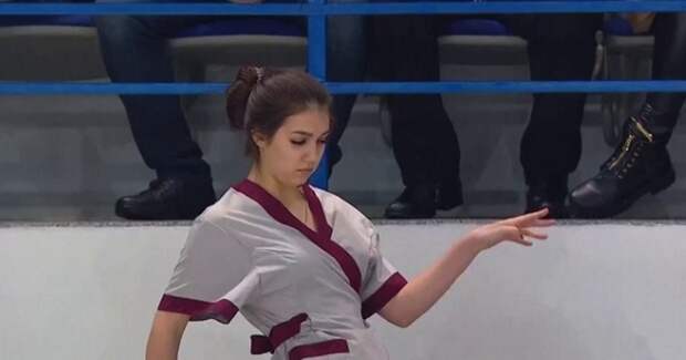 Во время хоккейного матча на трибунах появилась уборщица. Всего секунда — и все зрители глазели на нее!