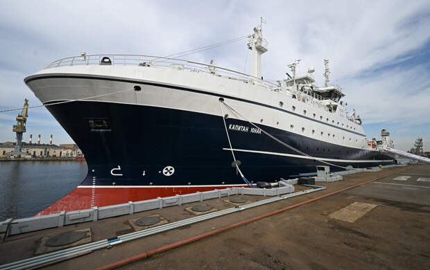 В Петербурге на судне "Капитан Юнак" подняли флаг России