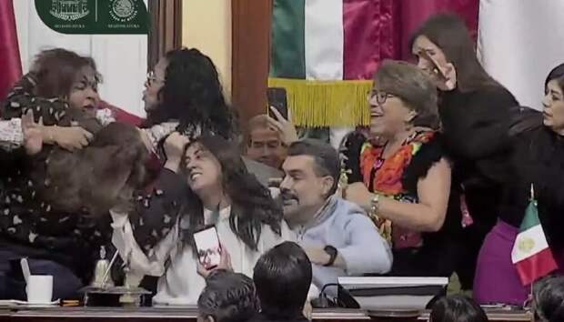 Женская драка в парламенте Мексики
