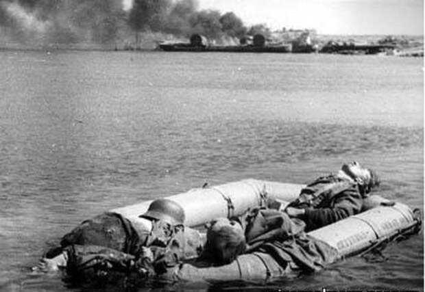 Трупы немецких солдат в надувной лодке. Херсонес, май 1944 г. Великая отечественая война, архивные фотографии, вторая мировая война