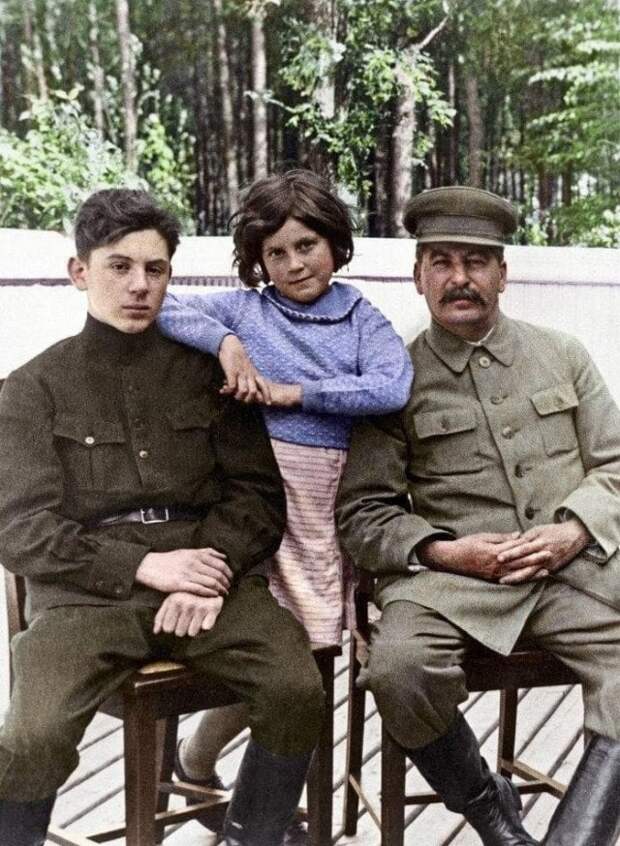 Иосиф Сталин с сыном Василием и дочерью Светланой, 1935 год