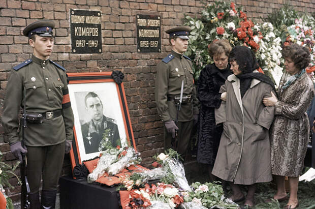 Родные и близкие у могилы Героя Советского Союза Летчика-космонавта СССР Владимира Комарова во время похорон.