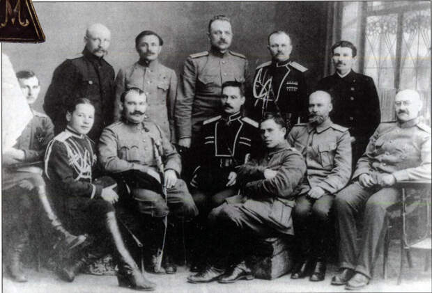 Атаманы Семенов и Иванов-Ринов в окружении сторонников, 1919 или 1920 гг. 