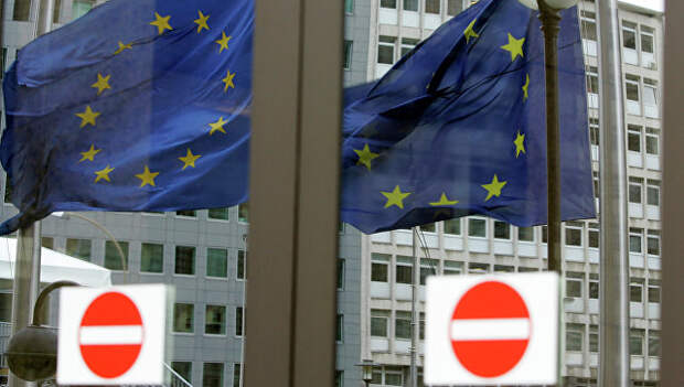 Флаг Евросоюза в отражении дверей