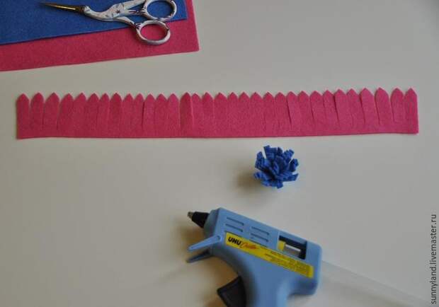 Делаем цветы из фетра для декоративной цифры