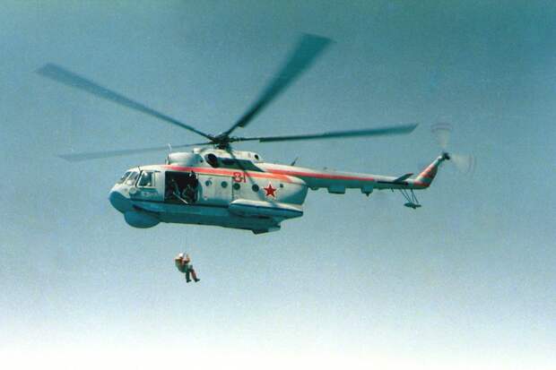 Ми-14ПС поднимает человека на борт