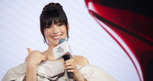 Актриса Энн Хэтэуэй пришла на кинопремьеру в полупрозрачном платье