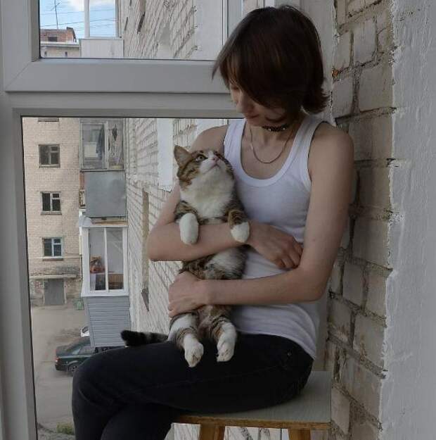 Любимое место хорька из Екатеринбурга рядом с котом-инвалидом