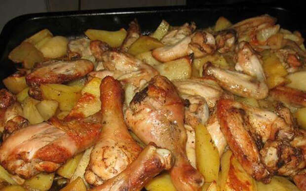Картофель с куриным мясом в духовке.