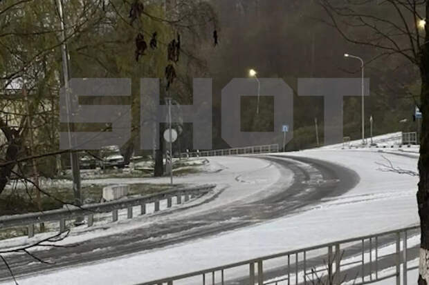 SHOT: в Сочи водители не смогли выехать на заснеженные дороги на летней резине
