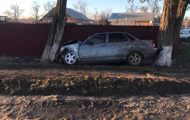 В Ростовской области подросток за рулём автомобиля "Ока" спровоцировал дорожную аварию