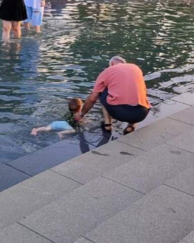В парке Галицкого в Краснодаре дед устроил внуку заплыв в фонтане