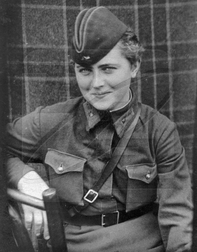 1 мая 1942 года. Лётчица 46 гвардейского Таманского авиационного женского полка ночных бомбардировщиков Евгения Жигуленко, к ноябрю 1944 года совершившая 773 ночных боевых вылета.  Библиотека изображений «РИА Новости».