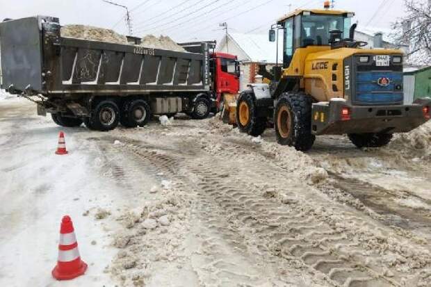 В Тамбове продолжаются масштабные работы по уборке и вывозу снега с улиц города