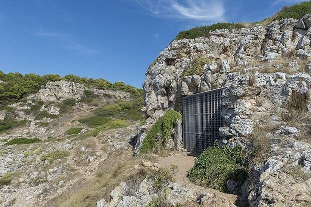 Вход в пещеру Grotta del Cavallo, где археологами были обнаружены микролиты первобытной культуры Улуццо / Источник: wikipedia.org