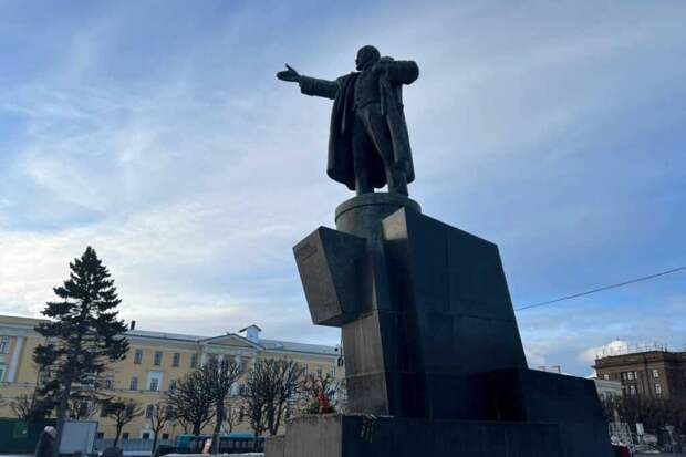 «Сталинские конверты» и гонорары: на что жили правители СССР